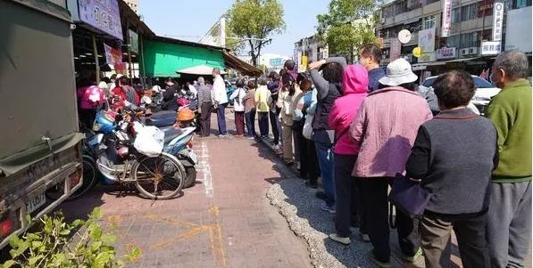 扯！「這縣市」黃昏市場驚見「貪食蛇」　頂著太陽就為了搶「這一袋」