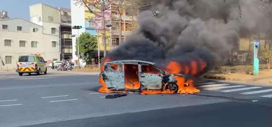 快訊/台南鬧區驚傳火燒車！開到一半後座起火燃燒　駕駛跳車求救