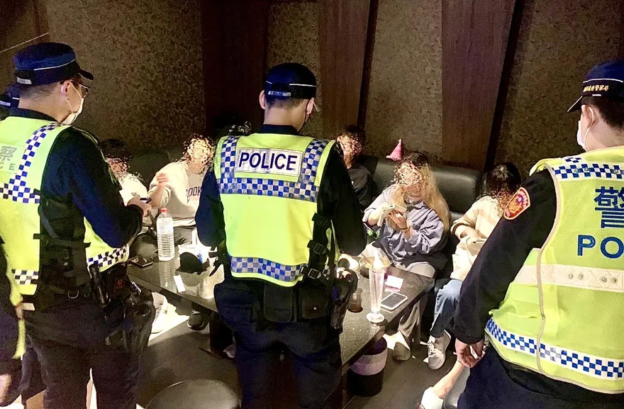 壓制黑幫氣焰新北警連夜封城　掃蕩查獲毒品、通緝犯23人
