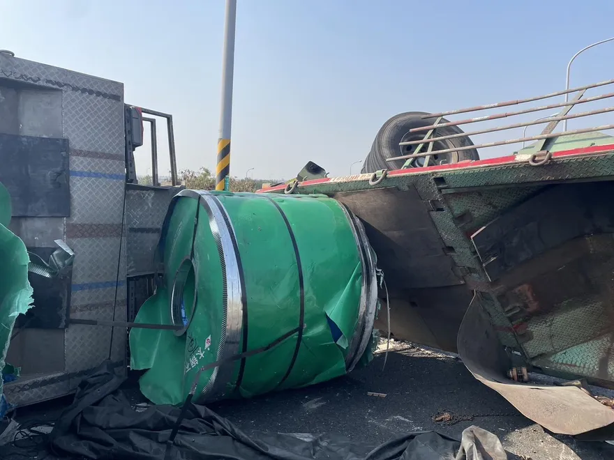 快訊/國道1號聯結車翻覆！鋼捲占據車道…台84線西向匝道暫時封閉