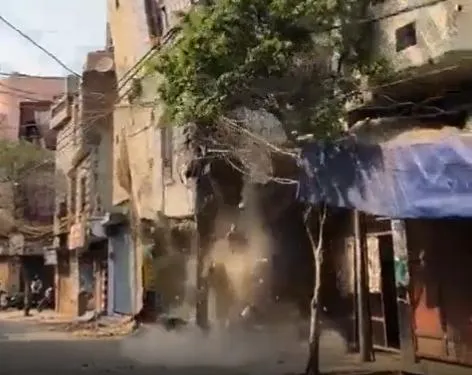 影/印度四層樓高廢棄建物突然倒塌　民眾狂尖叫四處奔逃