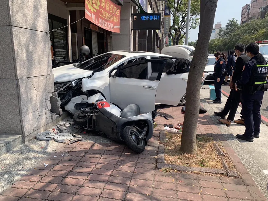 軍火庫趴趴走！高雄通緝犯拒檢衝撞警1傷　車內起出衝鋒槍