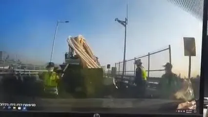 影/貨車突「倒退嚕」撞毀警車！她嚇到使出「少女跑」　網歪樓喊：太可愛