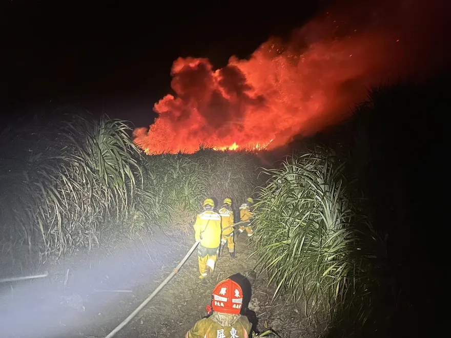 快訊/下午燒到晚上！墾丁龍磐公園草地大火　火勢蔓延逼近聚落