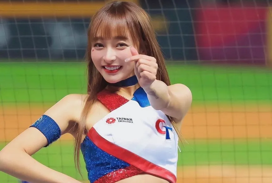 WBC棒球經典賽/「真襄！」啦啦隊女神曬「經典女孩」美照　甜美笑容為中華隊加油