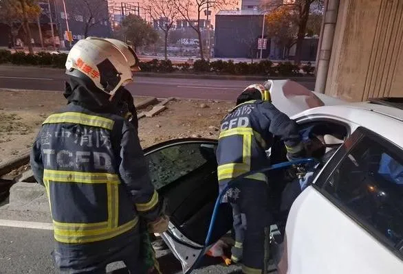 快訊/車頭炸開！台中女駕駛酒駕自撞　車上5人全送醫