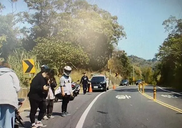 影/貨車過彎衝對向擊落2機車！男大生慘死輪下　女騎士跳車躲過一劫