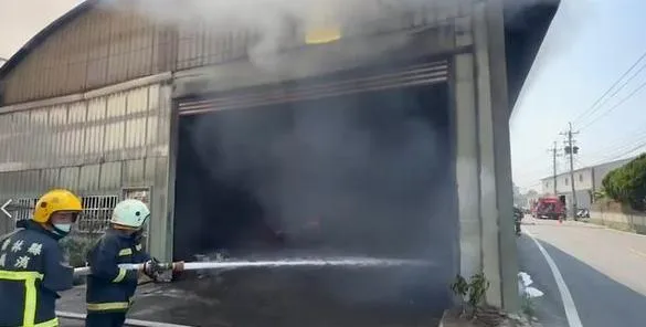 快訊/雲林農用倉庫驚傳祝融！濃煙直竄宛如「飛龍在天」　警消搶救中