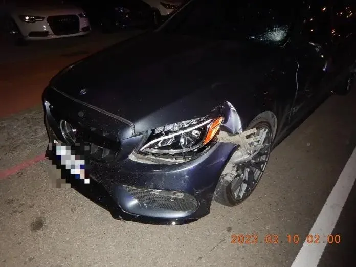 馬路如虎口！大里雞排妹強碰「未減速」賓士車　秒變空中飛人…落地全身骨折