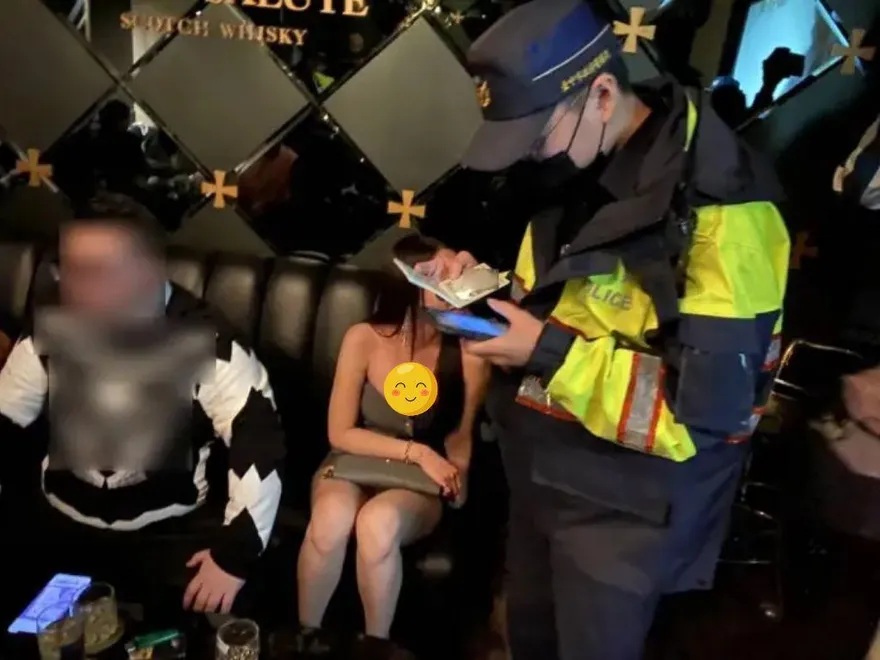 邪惡視角！台中酒店突襲臨檢　辣妹雙球迸、驚見神秘三角洲