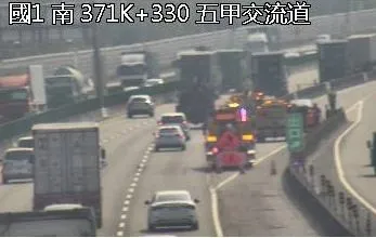 快訊／國1南下五甲交流道車禍！出口匝道封閉回堵嚴重　警方正排除事故中