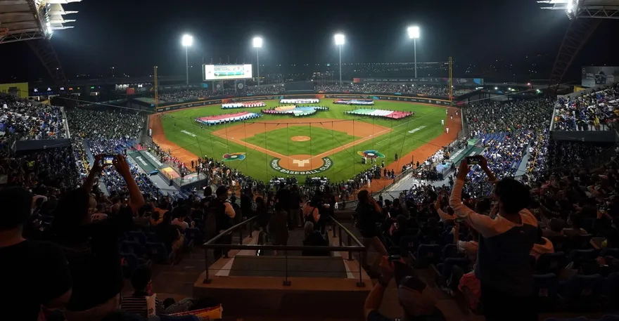 WBC棒球經典賽/中華隊到場備戰　工作人員列隊鼓掌大喊加油