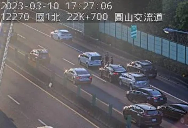 快訊/3車連環撞！國1南下圓山段驚傳車禍　下班塞爆回堵2K中