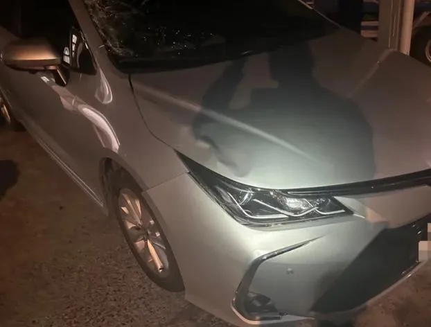 擋風玻璃跟引擎蓋都撞壞！移工站路邊跟同鄉聊天慘遭撞飛慘死　酒駕男加速肇逃仍被逮回