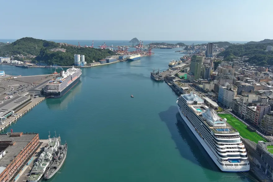 疫後首航！睽違近3年「雙郵輪」基隆同框　觀光巴士吸9成搭乘率