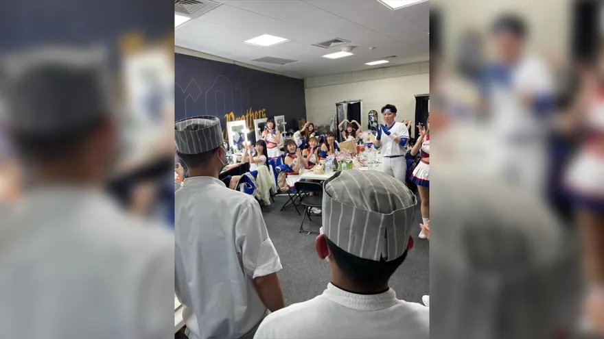 WBC棒球經典賽/「神秘2男」送暖啦啦隊休息室　林襄樂喊：好貼心