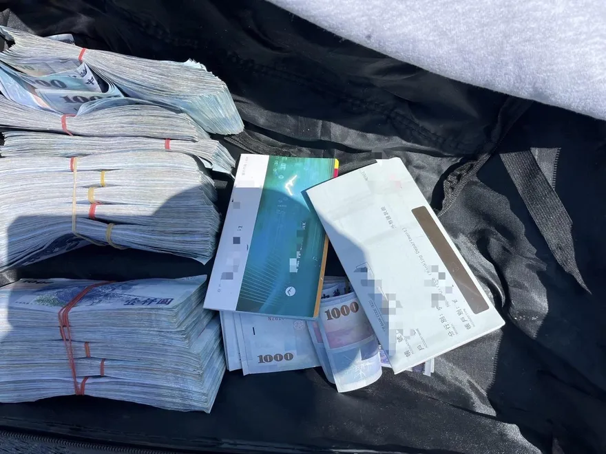 影/贓款147萬來不及帶走？他自撞後棄車「提大包包落跑」　車內還有毒品原料