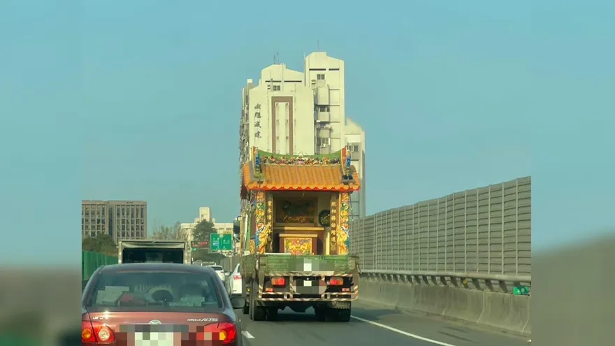 路上驚見「霍爾的移動宮廟」！上萬網笑：插香有難度　內行人曝真相