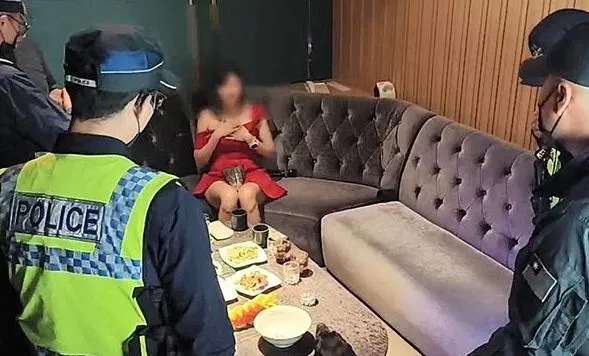 台中掃黑！警長親上陣盯場　酒店妹見緝毒犬嚇到猛拍胸…「雙球抖很大」