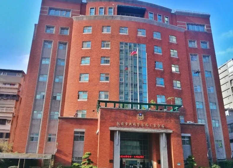 案情不單純！男自撞路燈棄車落跑　車內竟藏百萬現金＋製毒原料