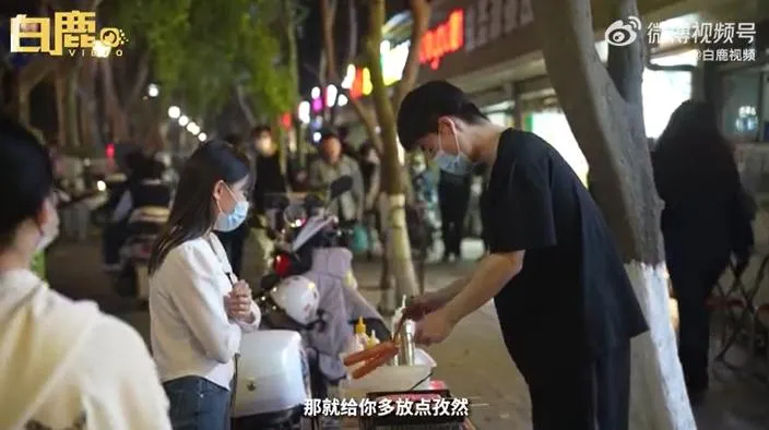 影/00後男子下班「斜槓」賣烤腸登熱搜　一改過往枯燥作息...稱不為賺錢只為充實