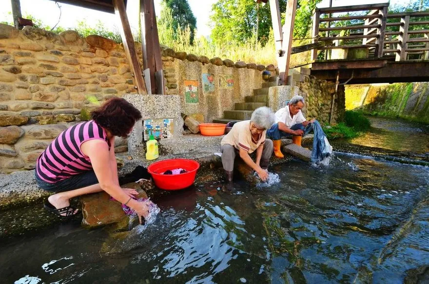 日月潭嚴重缺水！百年洗衣場乾涸見底　公所急堆沙包搶救活盆地絲瓜