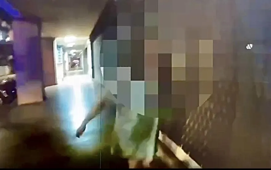 影/酒醉路邊啜泣警獲報上前關心　她竟暴怒狂譙警員一整串髒話