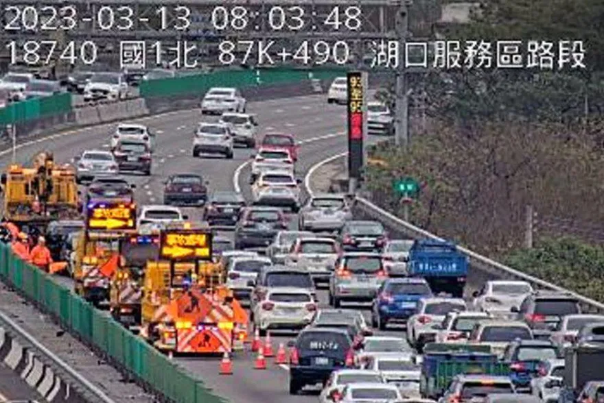 快訊/上班路況注意！國1湖口段連環車禍　4車追撞回堵5公里