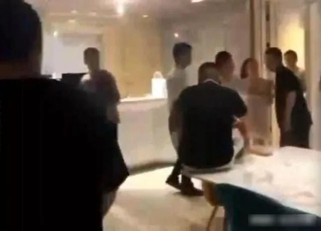 綠到崩潰！人夫破門捉姦　驚見老婆與2裸男「多人運動」爆衝突