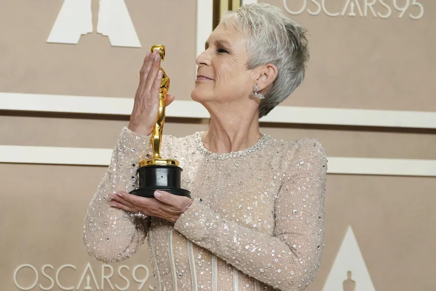 「尖叫女王」首度入圍就獲獎！潔美李寇蒂斯憑《媽的多重宇宙》奪奧斯卡女配角