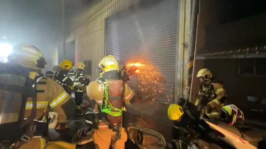 影/毛小孩獲救！台南工廠深夜驚傳大火　消防員勇闖火場救出3隻小狗