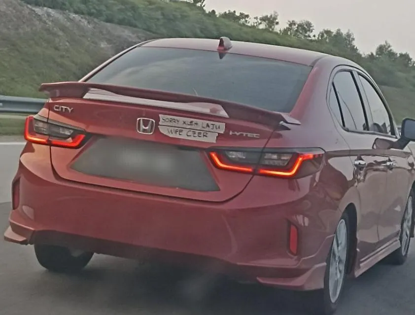 紅色轎車龜速行駛後方車輛全塞爆　靠近一看車尾小紙條「瞬間氣消」