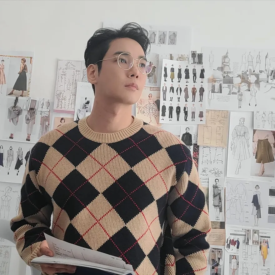 韓肌肉男神疑「虔誠攝理教徒」！光速否認再遭打臉　網扒證據「鄭明析是人生導師」