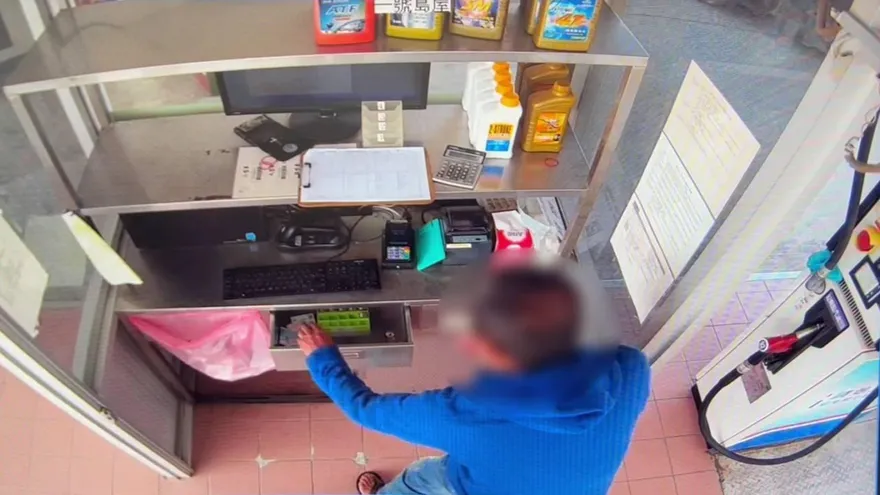 影/3秒偷走5千！男騎小摺見加油站收銀台無人起歹念　全都拿去買醉
