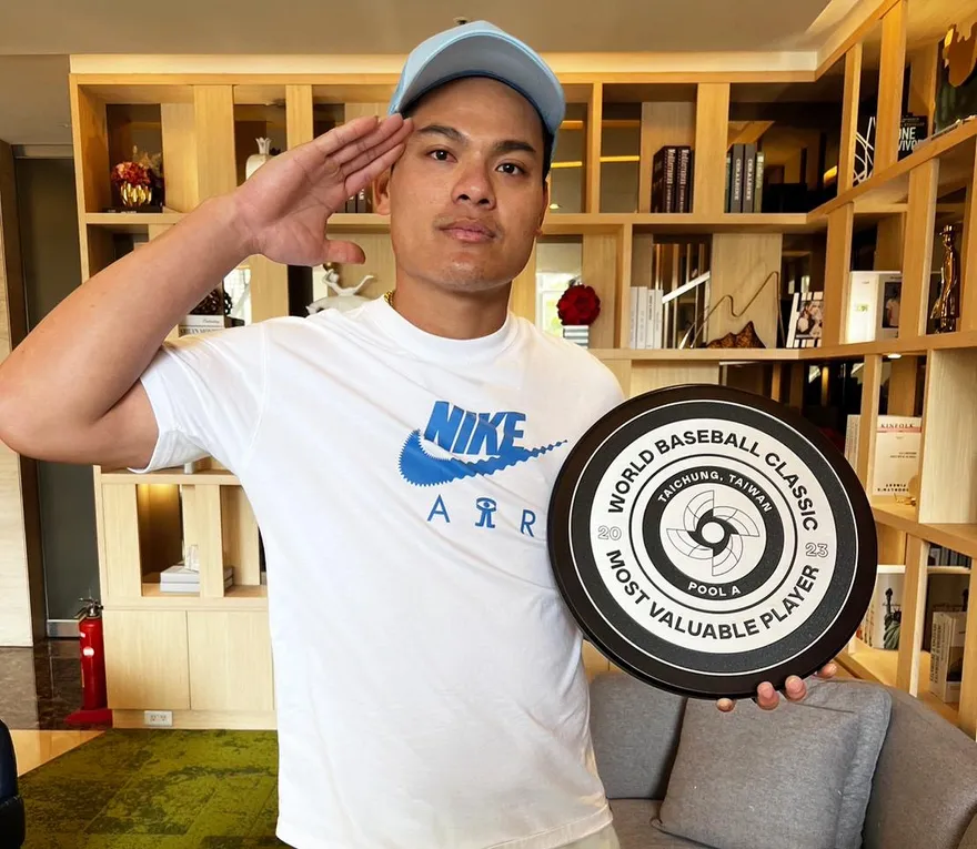 WBC棒球經典賽/敬禮！手捧MVP獎盃　張育成：屬於所有團隊