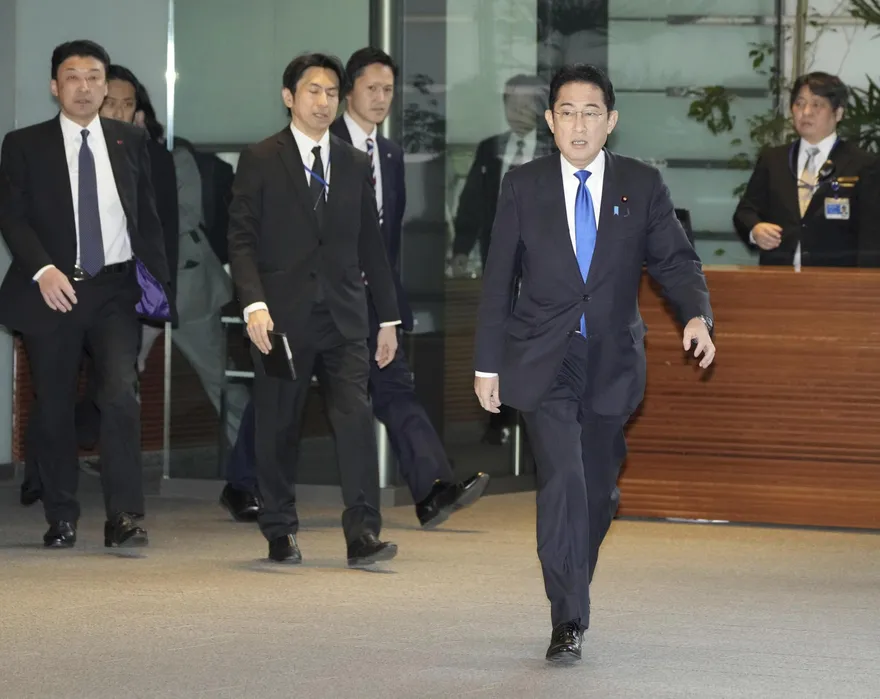 日口罩令鬆綁第一天！岸田上任近一年半　首次步入官邸「未戴罩」