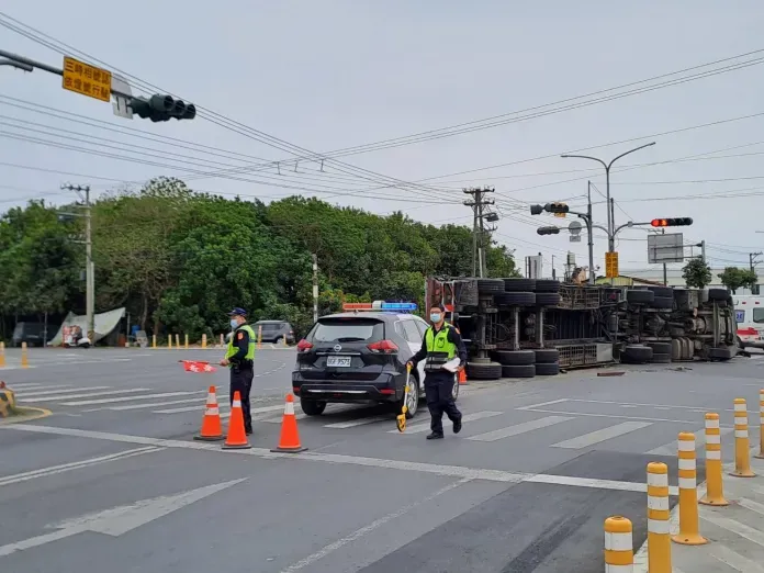 影/完蛋了！鋼鐵基座沒有綁好　突左斜害曳引車躺地