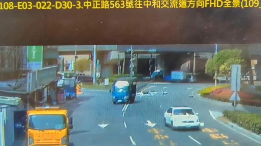 影/缺蛋還這樣！貨車過彎13箱「雞蛋」瞬間洗地　警：未將貨品捆牢要開罰