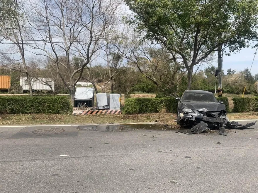 為閃流浪狗！無照男「撞爆變電箱」車頭全毀　害200戶大停電
