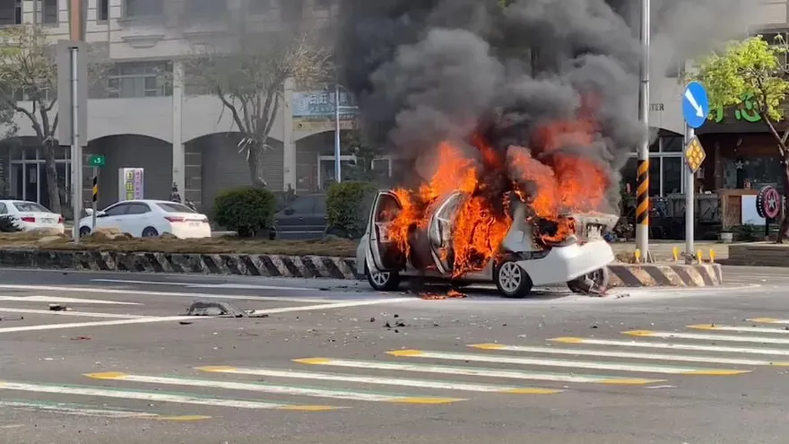 快訊/嘉義太保火燒車！烈焰吞噬轎車31歲駕駛驚險逃命