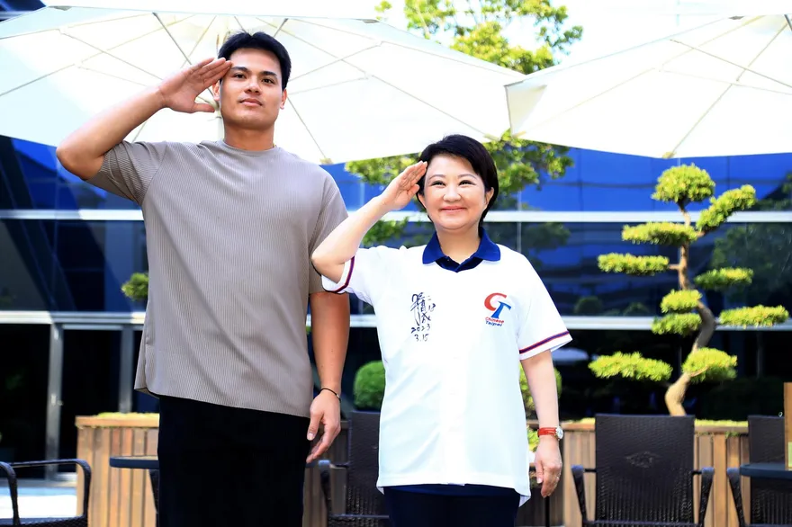 張育成將返美！盧秀燕贈「襪子」獻祝福　親吐春訓倒數心情：有國人支持我不孤單