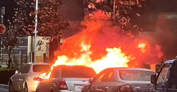 快訊/烈焰狂竄畫面曝光！台中男夜跑竟直接「搖滾區」直擊火燒車現場