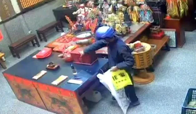 偷香油錢先擲筊！他偷2萬落網稱「神明有同意」　警出示畫面打臉