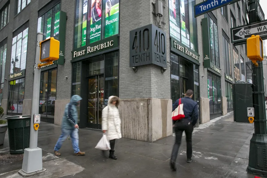 11銀行伸援第一共和銀行　美股道瓊勁揚371點　費半大漲4.05%