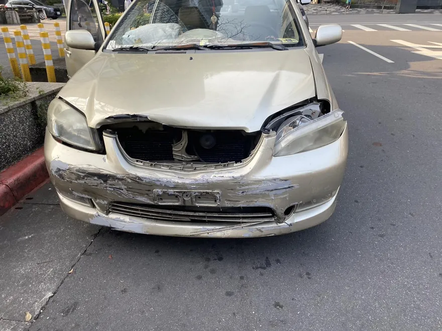影/8旬翁開車撞飛騎士　南港車站前爆恐怖車禍！19歲男命危送醫