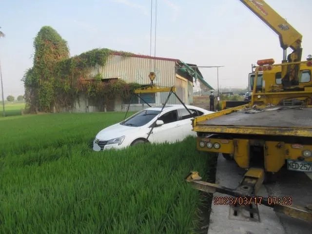 影/小白犁田！屏東男駕車直直衝落壓傷稻苗　警方：疲勞駕駛肇禍