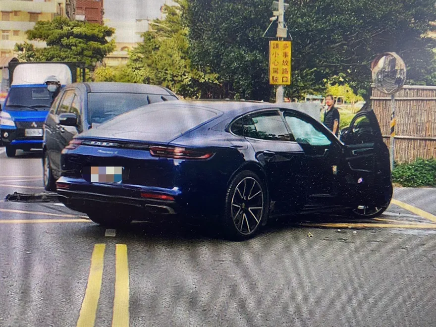 影/馬自達這下慘勝了！攔腰狠撞千萬保時捷　維修費恐破200萬