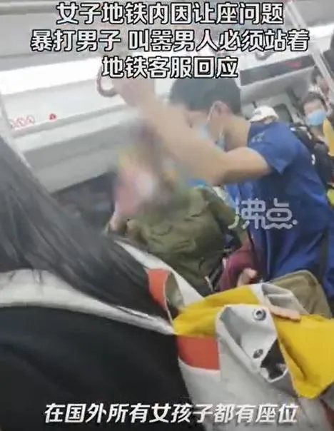 影/不滿搭地鐵沒位置坐！軍服醉女暴揍男乘客...怒譙：男人都必須站著