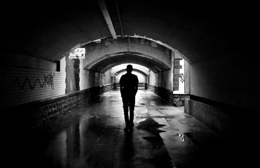 「手握3棟房產、年領195萬股息」竟淪為街友！阿伯久住地下道原因曝光