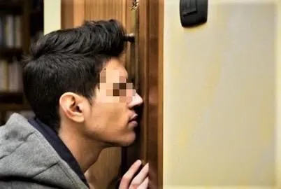 「洞裡春光」！北漂男租屋化身偷窺狼　「4個小洞洞」害2鄰女被看光光